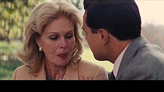 Milf ja brunette kuumassa lähetyssaarnaaja-suudelmasessiossa