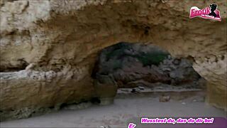 בחורה גרמנית רזה 18+ משתוללת עם החברה הקרובה. הגוף הצר בוהק!