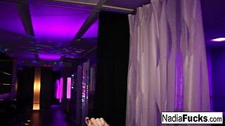 Wow, horúca Nadia White napcháva hladné diery zrelými banánmi!