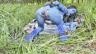 Avatar Monika Fox dehnt sich mit hartem Dildo in öffentlicher Natur