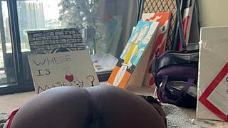 Ebony meisje kan de fuckmachine niet aan die haar strakke kut beukt