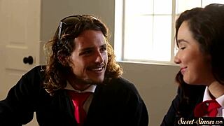 Klasyczna laska jeździ na kutasie z pasją w parnej scenie. Jej ruchy to czysty ogień!