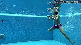 Lady Dee, linda tcheca jovem, fica safada na piscina