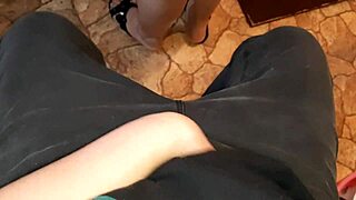 Runkkailen naapurille keittiössä hänen kokkaillessa illallista.