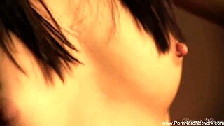 ว้าว สาวอินเดียดูเซ็กซี่เต้นเปลือยบนเตียงด้วยท่าทางแปลกตา!