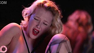 Samantha Rone Seksi Goda dalam Fishnet dengan Main Sendiri