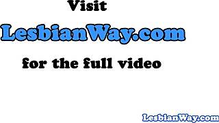 فتاة 18+ مثلية تجلس على وجه خطوة أم لعضو كس مكثف قريب.