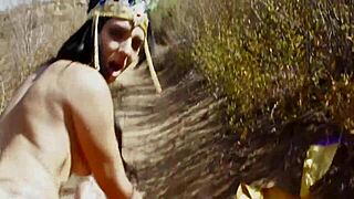 يو، أنا أمارس الجنس خارجاً مع هذه الفتاة العربية من الشرق الأوسط، كسها مبلل جداً!