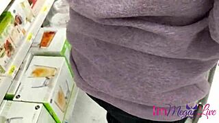 javno trgajo hlačke blondinki Immeganlive v POV na prostem