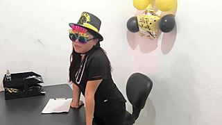 ホットオフィスワーカーがアナルプラグでからかう