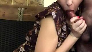 Pokvarjena žena sesa dva kurca v savni trojčku 🔥