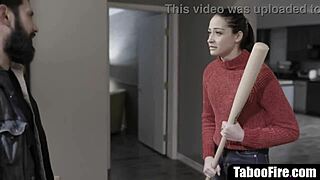 Kuuma brunette saa kovaa kyytiä creepyltä tyypiltä rajussa tabu-toiminnassa! 😱