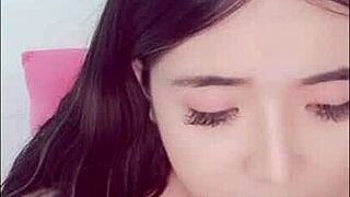 Cam girl chinesa quente mostra peitos grandes em transmissão selvagem do Bigo 2019!