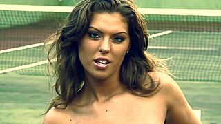 स्लिम टीं अपनी हैरी पस्सी को अकेली टॉय करती है। कौन यह आउटडोर प्ले देख रहा है?