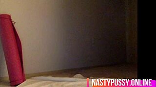 Poglej to lepo Azijko, kako se maže z oljem za zabavo!