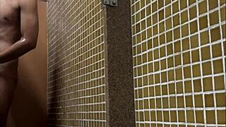 Jimnastik Duşunda Kocaman Brezilyalı Yarrağı Gözetlemek