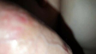 Double blowjob dan creampie berat di memek merah dicukur.