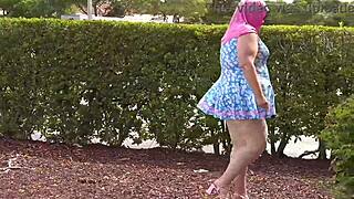 Debela BBW baka šprica u javnom parku, kompilacija pišanja