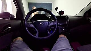 Ik ben zo nerveus om in het openbaar te masturberen, kijkend naar college meisjes op de parkeerplaats.