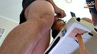 Karı üçlü sırasında ağızda dölle çift oral yapıyor