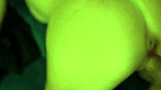 Frérot, t'as claqué mon fric aux paris, maintenant lèche ma chatte serrée en guise de remboursement