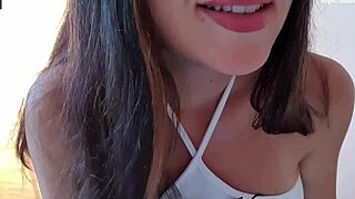 Deutsche Stiefschwester erwischt dich beim Höschen-Schnüffeln – Bereit für dirty Talk JOI im Rollenspiel?