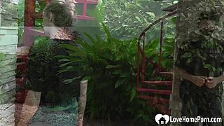 فتاة مثيرة مربوطة في الحديقة، تُدغدغ بقوة، تتوسل لأفعال كينكي أقوى.