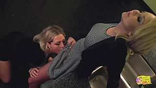 Ze verleidt haar kantoorvriendin na koffie voor hete lesbische actie! 💋