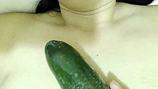 Geile stiefmoeder steekt komkommer recht in natte kut