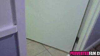 Nevlastní dcera prosí o porno video, chceš se přidat?