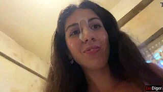 Linda chica come hamburguesa con semen en cara en café público. ¿Qué valiente es?