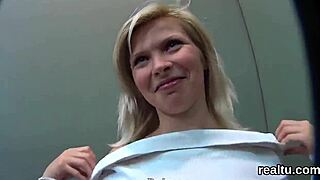 Denne smukke tjekkiske teen 18+ blev lokket fra shoppingcentret for en vild POV fuck