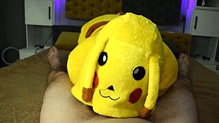 Pikachu обожает глотать сперму в этом диком POV минете с блондинкой-любителем