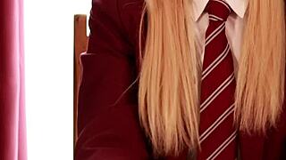 Brittiläinen opiskelija väläyttää kurvikasta vartaloaan housuttomissa alusvaatteissa villissä bileissä.