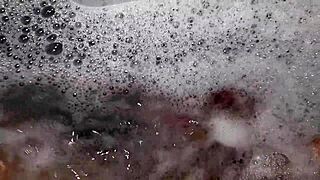 Siapa mau nemenin aku onani di bak jacuzzi