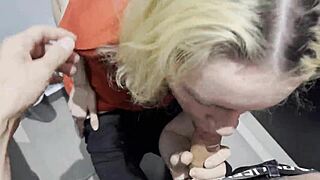 Tvegano grobo jebanje z naključno punco v javnem stranišču za denar.