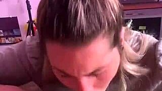 Hé, nézd, ahogy ez a varázslatos lány eltünteti a farkat a trükkjével!