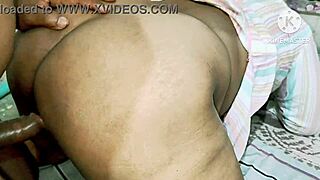 Два незнакомца страстно трахаются в общественном туалете на пляже Майами