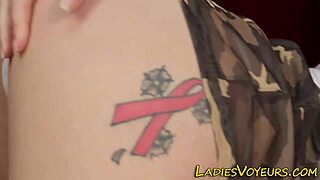 Ε, δες αυτή την κυρίαρχη με γυαλιά να ταπεινώνει τον γείτονά της!