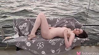 Solo berambut coklat Margo Von Tesse masturbasi liar di yacht dalam 4K!