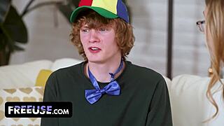 V tej surovi seji Ruzzyde dobi svojo veliko ritko trdo jebano v doggyju z ogromnim kurcem!