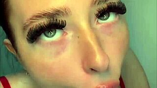 Gatita iç çamaşırında otel odasında sertçe sikiliyor