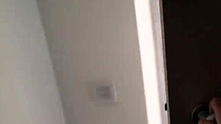 Tiffany Watson и Serene Siren в лесбийской игре с ножницами и поцелуями.