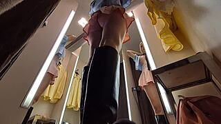 Yo, leskelődök a forró blonden, aki nincs bugyiban az öltözőben! Átlátszó cucc rejtett kamerával! 👀