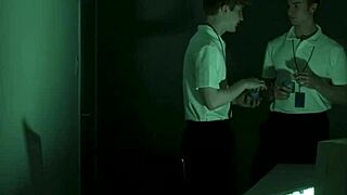 Geile twink probeert lul in severance gay parodie trailer