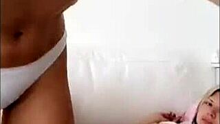 Dve nezbedné kamarátky si olizujú nasiaknuté pičky pri každej príležitosti