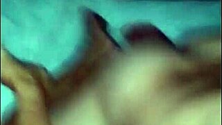 Dos chicos jóvenes de 18+ se turnan con Karina otra vez en fiesta salvaje de swingers