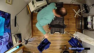 Dr. Tampa controla Ava Siren em sessão de tapas de escrava corporativa.