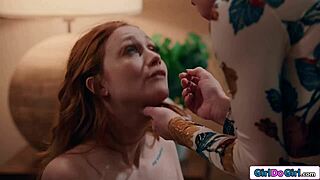 Chi domina? Capezzoli della rossa tirati mentre viene facesittata da una milf tettona