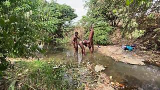 Krivkavá ebony baba ukazuje svoju hnedú kožu pri potoku.